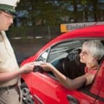 Bei einer Polizeikontrolle müssen Sie in der Regel Ihren Führerschein vorzeigen.