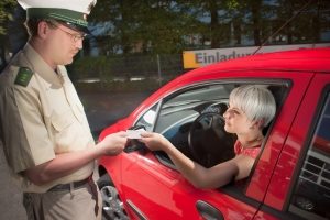 Bei einer Polizeikontrolle müssen Sie in der Regel Ihren Führerschein vorzeigen.