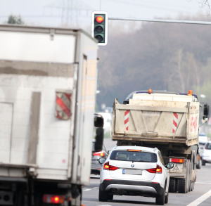 Bei Rot über die Ampel zu fahren gefährdet Fahrer und andere Verkehrsteilnehmer.