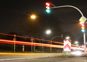 Eine rote Ampel zu überfahren kann eine Straftat sein, wenn eine erhebliche Verkehrsgefährdung vorlag.