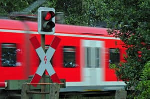 Im Bußgeldkatalog zum Bahnübergang gibt es hohe Strafen