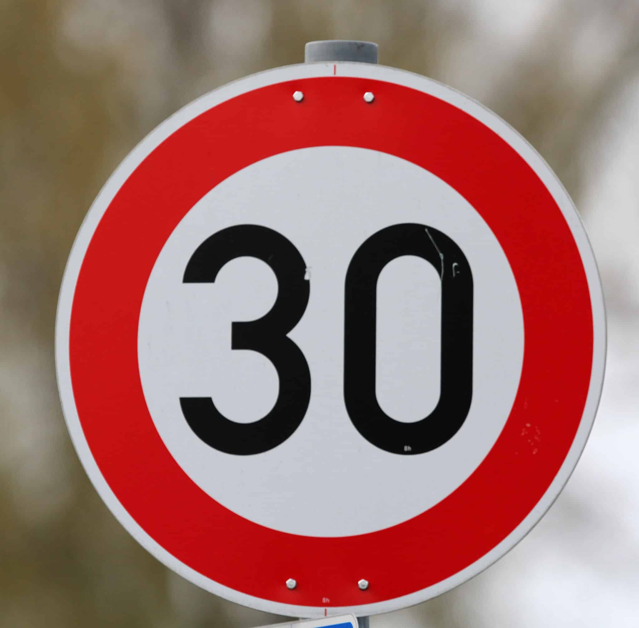 Höchstgeschwindigkeit 10 km/h nicht zu überschreiten Schild mit Symbol und Text 