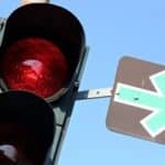 Eine rote Ampel mit Grünpfeil