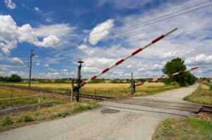 Vollschranken sperren den Bahnübergang von der Straße ab