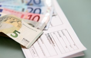 Der Bußgeldbescheid enthält Gebühren von mindestens 25 Euro