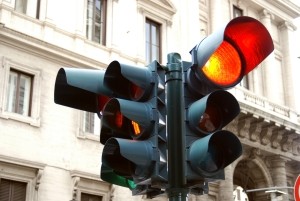 Gehen Fußgänger über eine rote Ampel, so begehen sie eine Ordnungswidrigkeit