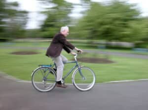 Auf dem Fahrrad müssen Sie Regeln einhalten.