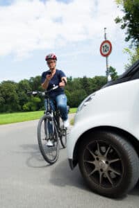 Achten Sie auf den Verkehr, sonst kann ein tödlicher Unfall die Folge sein.