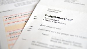 Der Fahrzeughalter erhält einen Zeugenfragebogen, um den Fahrer ausfindig zu machen und ihm den Bußgeldbescheid schicken zu können.