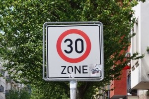 Zu schnell in der 30er Zone gefahren? Bußgelder drohen!