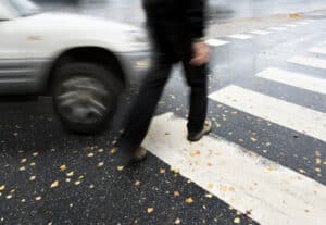 Auch an einem Fußgängerüberweg gibt es Regeln, um die Sicherheit aller Verkehrsteilnehmer zu gewährleisten.