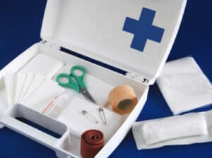 Um lebensrettende Sofortmaßnahmen für die Erste Hilfe am Unfollort anzuwenden, können Ihnen diverse Materialien aus Ihrem Verbandskasten behilflich sein