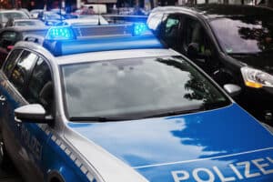 Um unterlassene Hilfeleistung zu vermeiden, sollten Autofahrer bei einem Unfall Polizei und Notarzt kontaktieren