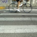 Auch Radfahrer müssen sich an die Regeln beim Fußgängerüberweg halten