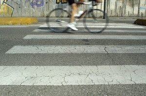 Auch Radfahrer müssen sich an die Regeln beim Fußgängerüberweg halten