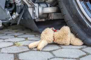 Ein tödlicher Verkehrsunfall ist schnell geschehen. Fahrer müssen besonders auf Kinder und alte Leute achten.