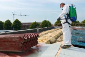 Die Asbestentsorgung sollte nur mit Schutzkleidung vorgenommen werden.