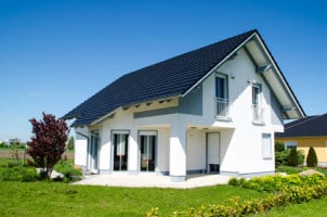 Schon ein einfacher Anbau, wie etwa ein Carport, braucht eine Baugenehmigung.