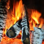 Feuer zu machen kann schön sein - und gefährlich.