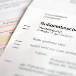 Ein Bußgeldbescheid kann mit Fahrverbot, Geldbuße und Punkten in Flensburg daherkommen. Die Bußgeldstelle hat oft Ermessensspielraum.