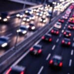 Ein Autobahn-Unfall passiert bei hohen Geschwindigkeiten und Ablenkung schnell.
