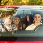 Beim Autoführerschein gibt es keine Beschränkungen für Höchstgeschwindigkeit oder Hubraum. Solche Regeln gelten nur für Krafträder (AM, A1, A2)