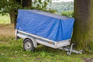 Einen solchen Anhänger können Sie auch ankoppeln, wenn Sie nicht den Führerschein der Klasse C1E gemacht haben. Bei schweren Anängern sieht das anders aus.