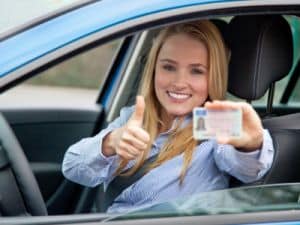 Mit dem 18. Geburtstag wird der Führerschein mit 17 automatisch zur regulären B-Klasse-Fahrerlaubnis.