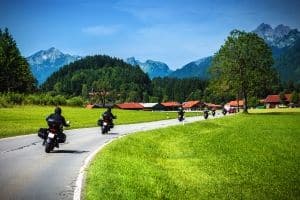 Für den Motorradführerschein müssen Sie in der Fahrschule eine theoretische und eine Praktische  Prüfung bestehen. Ein Sehtest ist ebenfalls abzulegen.