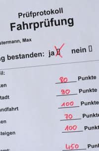 Die Prüfung für den Autoführerschein kann mit 17 Jahren abgelegt werden.