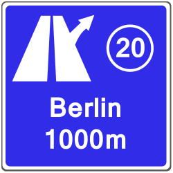 Richtzeichen geben wichtige Hinweise für den Straßenverkehr an, zum Beispiel wann eine Autobahnausfahrt kommt. 