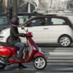 Auf dem Weg zum Motorradführerschein ist der Rollerführerschein eine Vorstufe. Jede Fahrschule bietet eine solche Ausbildung an.