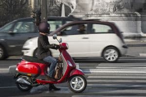 Auf dem Weg zum Motorradführerschein ist der Rollerführerschein eine Vorstufe. Jede Fahrschule bietet eine solche Ausbildung an.