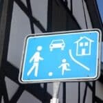 Das Verkehrsschild „Spielstraße“ ist häufig in der Nähe von Schulen oder Kindergärten angebracht.