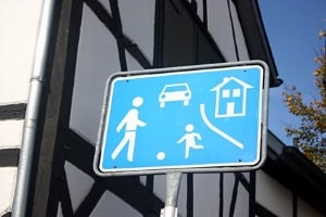 Das Verkehrsschild „Spielstraße“ ist häufig in der Nähe von Schulen oder Kindergärten angebracht.