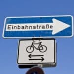 Unter Verkehrszeichen geben Zusatzschilder gesonderte Hinweise und Bestimmungen an.