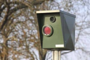 Es gibt viele Blitzer in Deutschland. Sie sollen Verkehrsteilnehmer anhalten, die Regeln beim Fahren einzuhalten.