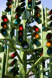 An einer Ampel mit Ampelblitzer ist entscheidend, wie lange das Licht auf Rot stand, wenn es blitzt.