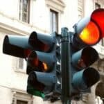 Blitz! Bei roter Ampel sollten Sie auch anhalten. Weden Sie vom Ampelblitzer geblitzt, drohen Punkte und Fahrverbot.