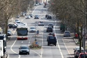 Einen Bus mit Anhänger zu fahren, setzt den Führerschein DE voraus.