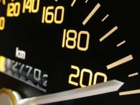 Für die Geschwindigkeitsmessung durch Nachfahren muss das Tachometer im Polizeifahrzeug geeicht sein.