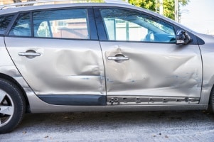 Auch ein durch Sekundenschlaf bedingter Unfall mit Blechschaden kann Konsequenzen haben. 