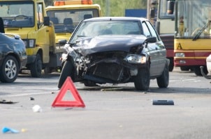 Nach einem Autounfall entstehen zahlreiche Kosten z. B. für die Reparatur oder den Mietwagen. 