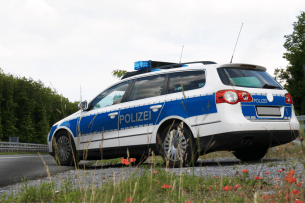 LAVEG ist reines Messgerät - ein Laser ohne Blitzer.  Nach der Messung einer Tempo-Überschreitung erfolgt in der Regel eine Polizeikontrolle.