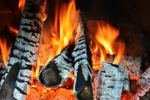 Leisten Sie keinen Brandschutz bei Ihrem Weihnachtsbaum, können die Folgen verheerend sein.