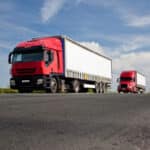 Ein Lkw-Fahrverbot besteht an Sonn- und Feiertagen.