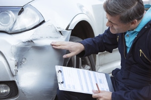 An einem Unfall sind beide schuld: Welche Versicherung zahlt eigentlich?