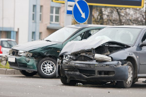 Wenn Sie den Weihnachtsbaum nicht richtig transportieren, kommt es womöglich zum Unfall.