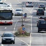 Wer berufsmäßig Bus fährt, muss Lenk- und Ruhezeiten beachten. So darf in zwei Wochen maximal 90 Stunden Bus gefahren werden.