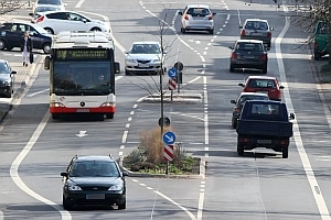 Wer berufsmäßig Bus fährt, muss Lenk- und Ruhezeiten beachten. So darf in zwei Wochen maximal 90 Stunden Bus gefahren werden.